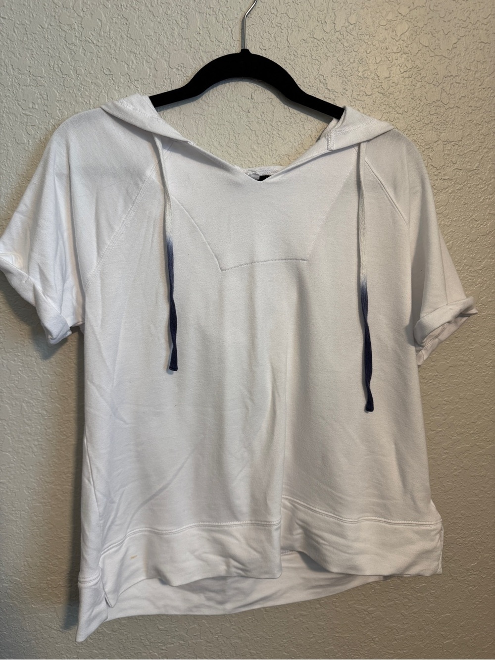 Cable & Gauge Women’s White Hooded Short-Sleeve Top